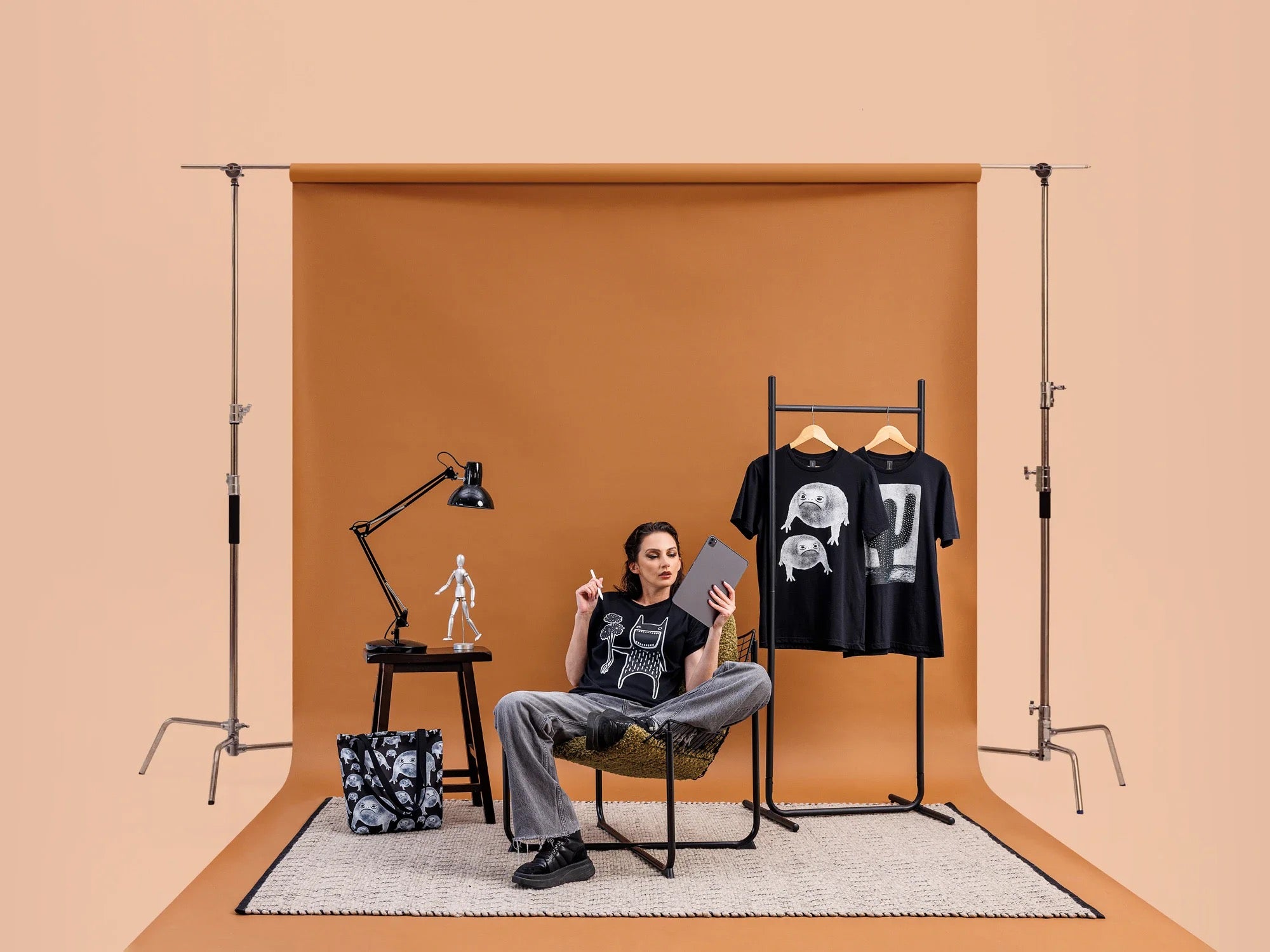 Studio backdrop, tan: designer with printed tees and tote